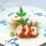 ■かまぼこ三種盛り 880円…鳥取県産 あごちくわ／長芋かまぼこ／とうふちくわ
■さつま揚げ三種　 980円…島根県産 （内容は日替り）
■カニクリームコロッケ 500円…鳥取県産紅ずわい蟹×大山の牛乳使用