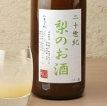 鳥取県の名産品「20世紀梨」果汁を贅沢に使用したリキュール。甘味替りになるような甘い味と優しい香りの果実酒です。
[ロック、ソーダ割、水割]