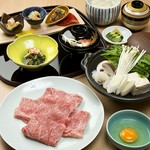 全国和牛共進会で肉質日本一に輝いた鳥取和牛のすき焼きを、お一人様ずつご堪能いただきます。
■献立
旬菜彩り盛／お刺三点
鳥取和牛すき焼き／旬野菜／玉子
ごはん（おかわり自由）／お椀／香の物
デザート／珈琲