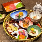 おすすめ料理を彩りよく盛り付けた「花かご」と自慢の小椀蕎麦、お食事「海鮮重」をお楽しみください。

■献立
花かご盛合せ（季節のおすすめ料理）
本日の海鮮重／小椀蕎麦／甘味
