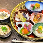 季節のおすすめ料理を彩りよく盛り付けた「花かご」は、お酒のお供にもおすすめです。

■献立
花かご盛合せ（季節のおすすめ料理）
ごはん（おかわり自由）／小椀そば