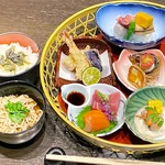 季節のおすすめ料理を彩りよく盛り付けた「花かご」は、お酒のお供にもおすすめです。

■献立
花かご盛合せ（季節のおすすめ料理）
ごはん（おかわり自由）／小椀そば