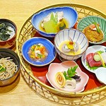 季節のおすすめ料理を彩りよく盛り付けた「花かご」は、お酒のお供にもおすすめです。