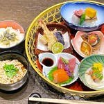 おすすめ料理を彩りよく盛り付けた「花かご」と自慢の「天ぷらせいろ」と甘味。スタッフ一押しの御膳です◎