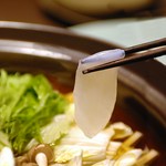 お造りとしても逸品!!鳥取県産高級ケンサキイカ「白いか」と「生うに」を使用した鍋をご堪能いただきます。
