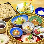 おすすめ料理を彩りよく盛り付けた「花かご」と自慢の「天ぷらせいろ」と甘味。スタッフ一押しの御膳です!!
