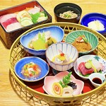 おすすめ料理を彩りよく盛り付けた「花かご」と自慢の小椀蕎麦、お食事「海鮮重」をお楽しみください。