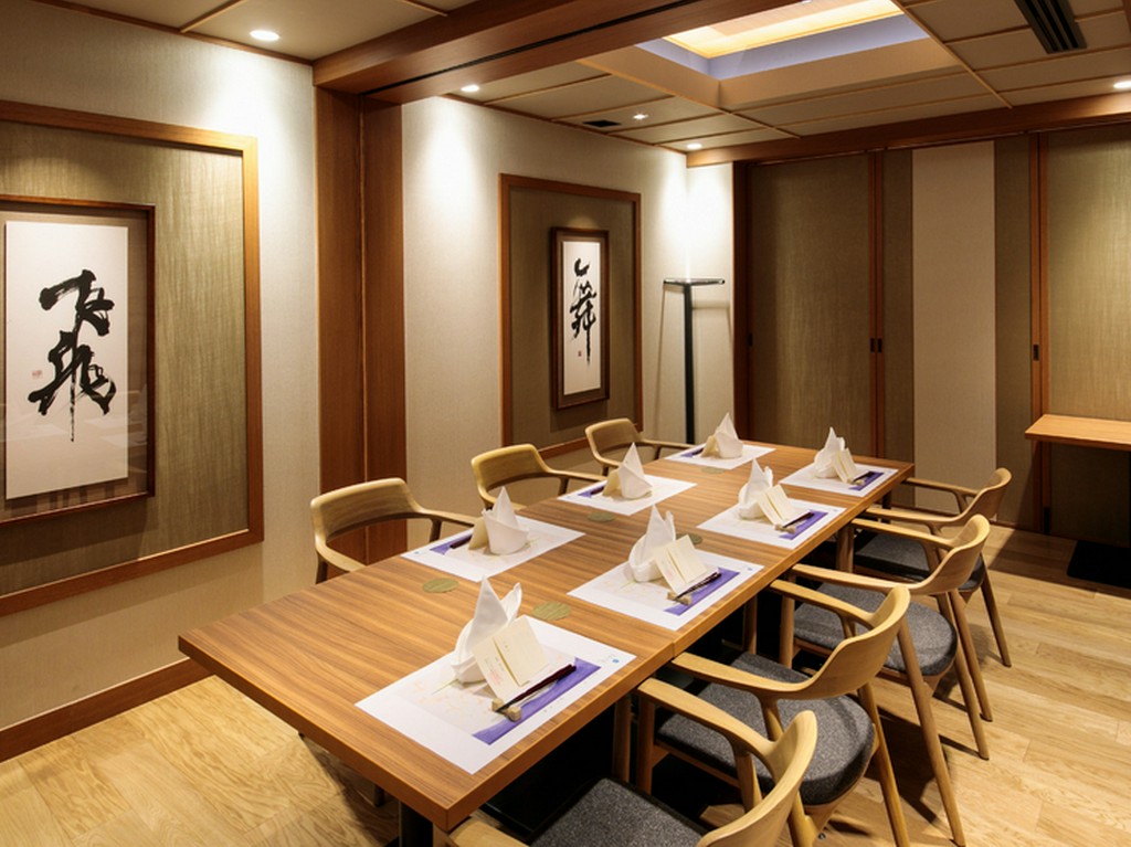 落ち着いた雰囲気の個室席を4部屋用意。接待や会食、商談に