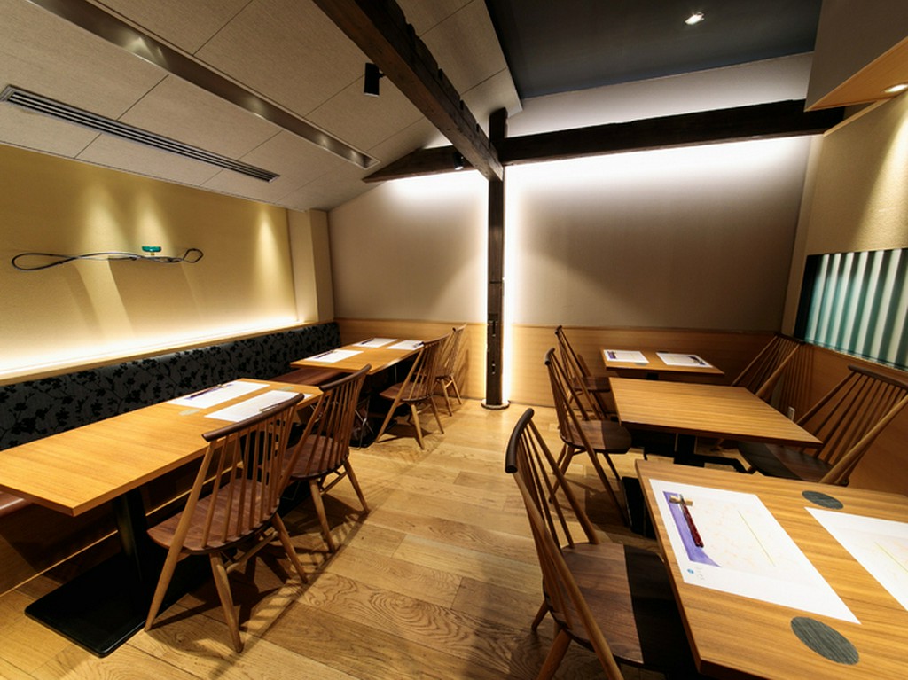 木の温もり溢れる店内で、広島県産食材と日本酒に舌鼓