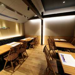 木の温もり溢れる店内で、広島県産食材と日本酒に舌鼓