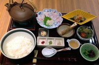 瀬戸内産真鯛を胡麻ダレとお茶漬けのお好みにてお召し上がり下さい。