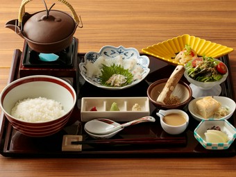 出汁の風味とゴマの香りを楽しむ『鯛茶漬けランチ』