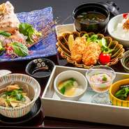 造　り：瀬戸内海直送魚四種盛り

小　鉢：四品盛り

温　物：渡り蟹味噌茶碗蒸し

揚　物：江田島産　かきフライ（ 変更も承れます)

御食事
　　ちりめんじゃこ山椒煮　味噌汁　香の物
　　（ 広島産コシヒカリ ）