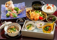 造　り：瀬戸内海直送魚四種盛り

小　鉢：四品盛り

温　物：渡り蟹味噌茶碗蒸し

揚　物：江田島産　かきフライ（ 変更も承れます)

御食事
　　ちりめんじゃこ山椒煮　味噌汁　香の物
　　（ 広島産コシヒカリ ）