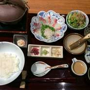 瀬戸内の鯛を胡麻ダレと茶出汁お好みでお召し上がり下さい。小鉢、鯛茶漬け(鯛切り身、ご飯)、薬味一式、ご飯、お出汁はお替わりも承れます。