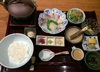 瀬戸内の鯛を胡麻ダレと茶出汁お好みでお召し上がり下さい。小鉢、鯛茶漬け(鯛切り身、ご飯)、薬味一式、ご飯、お出汁はお替わりも承れます。