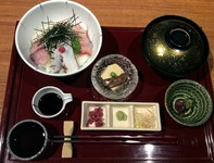 小鉢、海鮮丼(特製たれ、造り醤油、お好みでお召し上がり下さい)、若布入りにゅう麺