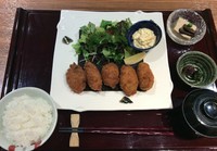 広島と言えばかきじゃろ！
小鉢、広島江田島産かきフライ、ご飯(広島産コシヒカリ)、味噌汁、香の物
ご飯と味噌汁のお替わりも承れます。
かきフライ(五粒入り) 1,870円