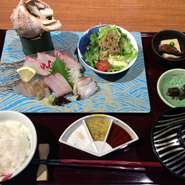 瀬戸内海直送魚！
お刺身五種盛り、有機野菜、小鉢、
ご飯(広島産コシヒカリ)、味噌汁、香の物
ご飯と味噌汁のお替わりも承れます。