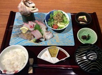 瀬戸内海直送魚！
お刺身五種盛り、有機野菜、小鉢、
ご飯(広島産コシヒカリ)、味噌汁、香の物
ご飯と味噌汁のお替わりも承れます。