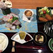 瀬戸内海直送魚！
お刺身五種盛り、有機野菜、小鉢二種、
江田島産かきフライ(三ヶ)
ご飯(広島産コシヒカリ)、味噌汁、香の物
ご飯と味噌汁のお替わりも承れます。