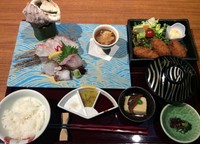 瀬戸内海直送魚！
お刺身五種盛り、有機野菜、小鉢二種、
江田島産かきフライ(三ヶ)
ご飯(広島産コシヒカリ)、味噌汁、香の物
ご飯と味噌汁のお替わりも承れます。