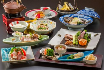 前菜、お造り(四種盛)、柿の風呂釜焼、牛こうね、鯛と茸の御飯と広島の素材一杯、接等にもオススメコース。