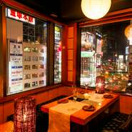 ビルの8階に位置する【和肉バル官兵ヱＫＡＮＢＥ】。窓際の席からは、新宿の見事な夜景が一望できます。夜景の見える席は人気となっておりますので、お早めに予約をするのが吉です。