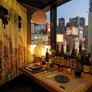 江戸風の和肉バル・新宿夜景一覧のカップルシートをご体験しませんか（限定席、ご予約を早めに）