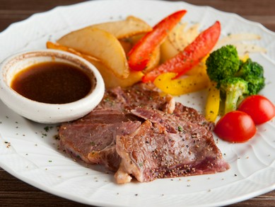 豊潤な肉の旨味が堪能できる『＜肉焼き＞牛肉のステーキ』
