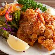 肉厚でジューシーな鶏肉をカラッと揚げた人気メニュー。中華風の甘辛ダレが唐揚げの美味しさをより一層引き立てます。肉はその時に仕入れたおすすめの肉を使用。