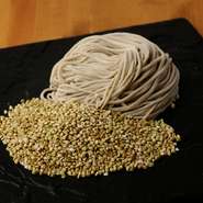 黄金コンビ、鴨＆蕎麦はともに栄養価が高く、カロリーは控えめ。二つの食材を中心とした前菜や肉料理などの後に、　『せいろ』や『かけ』の蕎麦で〆ると、ホッと満足。洋と和の融合メニューならではの楽しみです!