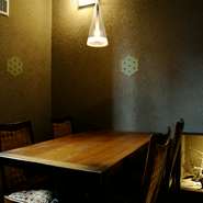 3〜6名様でご利用いただける個室があり、室料は無料。蕎麦殻を混ぜた珪藻土の塗り壁、柔らかな照明など、体に優しい料理を味わうのにぴったりの、居心地のよい空間です。人気のお席なので、早めにご予約を。