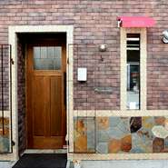 新福島駅から徒歩5分の隠れ家的ロケーション。大切な記念日デート、気軽な週末デートのどちらにも向く、温かでホッと和む空間と料理。恋人と、ご夫妻でなど、幅広い年代のお客様がくつろげる雰囲気です。