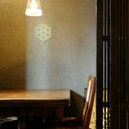 日頃お世話になっている仕事関係の方を、肩肘はらない雰囲気でもてなしたい時にも、頼りになる一軒。舌の肥えた大阪人を納得させる河内鴨料理と、珍しい創作料理、〆の蕎麦、豊富なお酒を安心して楽しめます。