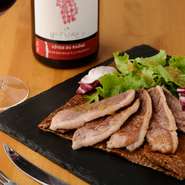 蕎麦粉100％のガレット、高タンパクで低脂肪の鴨料理など、ヘルシーでおしゃれなひとさらが多く、ワインは体にやさしい自然派を厳選。新しい食シーンに敏感な女性たちの心をくすぐる、多彩な料理を満喫できます。