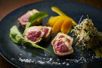 新鮮なロースをレアにからりと揚げました。岩塩とオレンジと一緒にお召し上がりください。