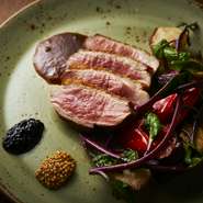 ロースを【foujita】オリジナルのステーキソースでお召し上がりいただきます