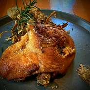 もも肉を低温油で柔らかくし、丁寧に焼き上げました。