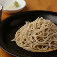 秋田産や北海道産など、時季ごとに厳選した石臼びき蕎麦粉を、毎日、手打ちして二八蕎麦でご提供。香りと喉ごしが絶妙で、奥深い旨みがあるつゆとの相性も抜群です。食事の〆に味わうと、お腹も心も大満足。