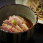 藤乃の手打ち二八蕎麦です
河内鴨ロースとたっぷりの難波葱が入った温かいつけ汁にキリっと締めたコシのある蕎麦をくぐらせます
鴨と葱の甘みがハーモニーを奏でます
※フジタでは季節毎に旬のお野菜に変わります