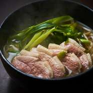 藤乃の手打ち二八蕎麦です
河内鴨ロースとたっぷりの難波葱、お蕎麦を温かいおつゆの中に
鴨と葱の甘みがハーモニーを奏でます
※フジタでは季節毎に旬のお野菜に変わります