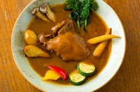 ももの一枚肉をじっくり煮込んだシチューです
たくさんのお野菜とお召し上がりください