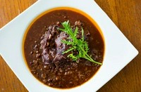 ももの一枚肉を香味野菜と赤ワインで煮込みました
濃厚なソースは赤ワインとの相性抜群です