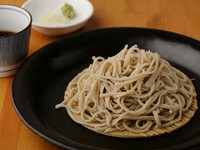 秋田産や北海道産など、時季ごとに厳選した石臼びき蕎麦粉を、毎日、手打ちして二八蕎麦でご提供。香りと喉ごしが絶妙で、奥深い旨みがあるつゆとの相性も抜群です。食事の〆に味わうと、お腹も心も大満足。