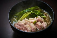 藤乃の手打ち二八蕎麦です
河内鴨ロースとたっぷりの難波葱、お蕎麦を温かいおつゆの中に
鴨と葱の甘みがハーモニーを奏でます
※フジタでは季節毎に旬のお野菜に変わります