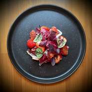 鴨肉の自家製ハムと季節のフルーツをサラダ仕立てで