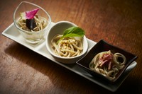 「まずは、蕎麦から始める」、foujitaからの新しい提案です
１．自家製スモークオイルと少しの柑橘
２．ガーリックオイルとにんにくチップ
３．人気のトリュフ蕎麦
少量を3種類、人数分ご用意致します