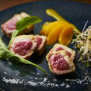 新鮮なロースをレアにからりと揚げました。岩塩とオレンジと一緒にお召し上がりください。