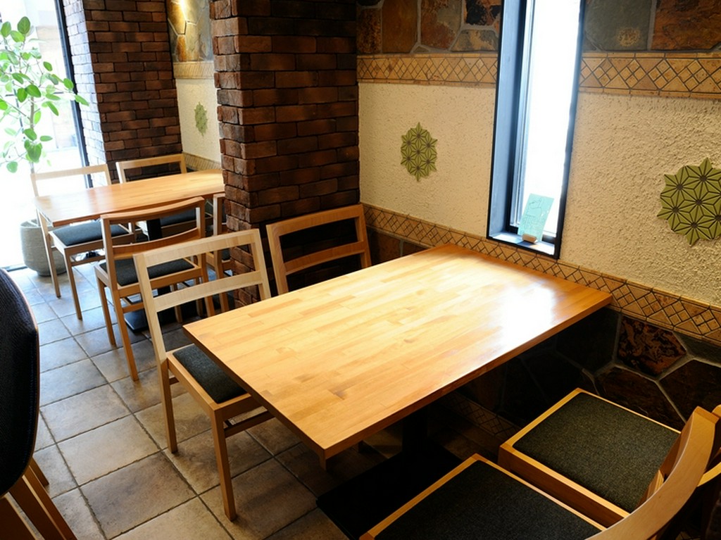 木の温もりを感じる明るいテーブル席